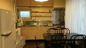 2 Bedroom Apartment, Non-Smoking, Mountain View | Private kitchen | Full-size fridge, microwave, stovetop, electric kettle