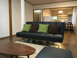 Apartamento, no fumadores, vistas a la montaña | Zona de estar | Una televisión de pantalla plana, un reproductor de DVD