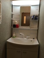 Apartamento, para não fumantes, vista para a montanha | Banheiro | Banheira e chuveiro separados, produtos de toalete grátis