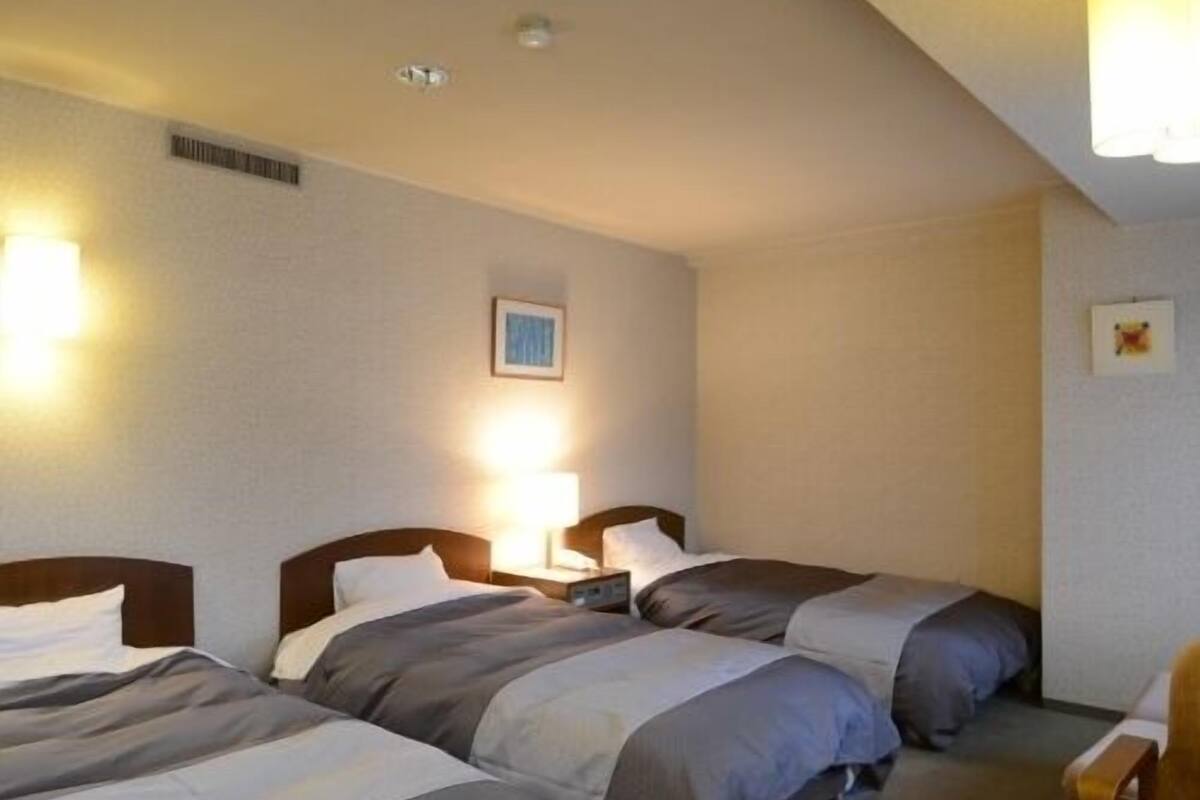 Habitación triple estándar, para no fumadores | Escritorio, wifi gratis y ropa de cama 