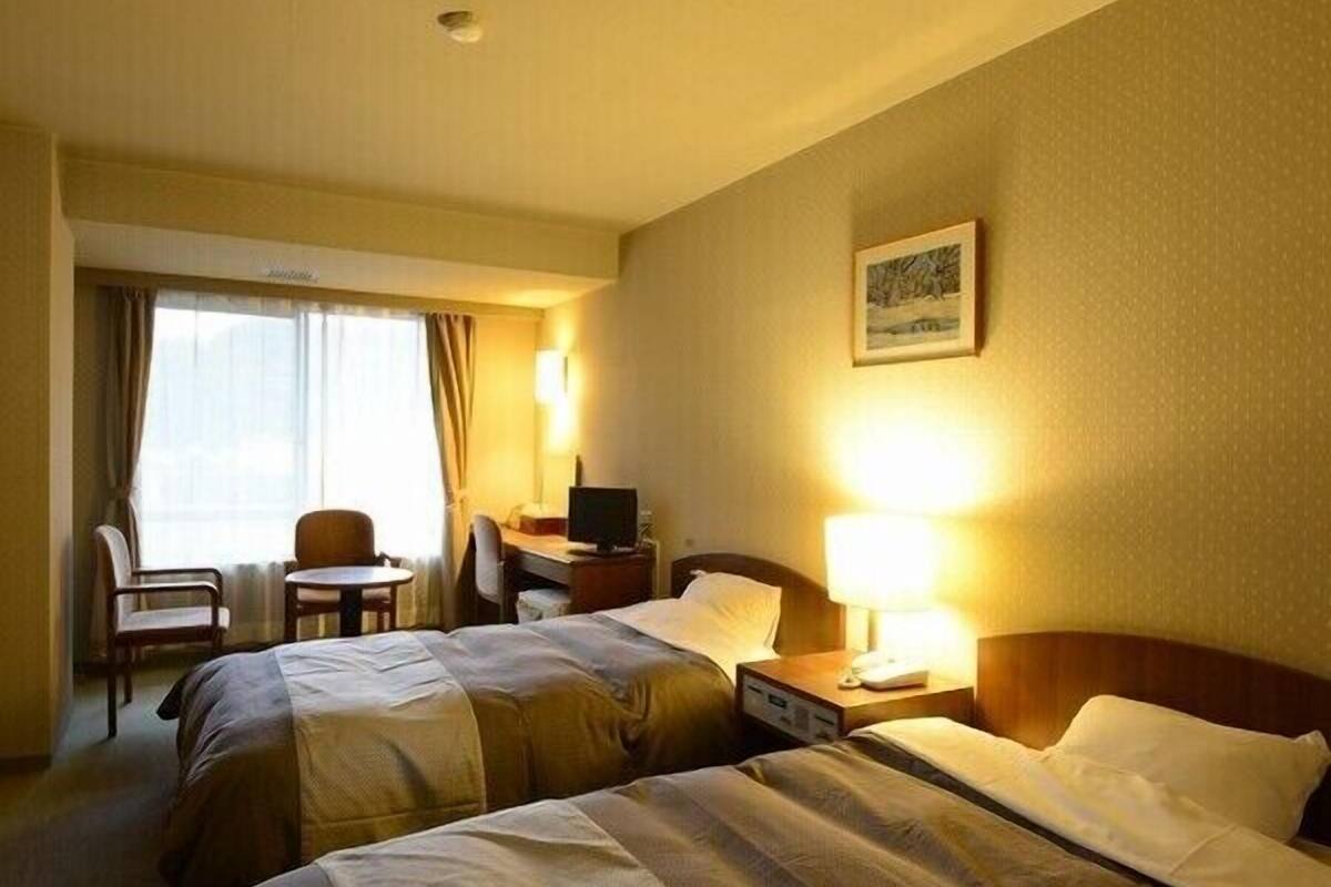 standard twin room, non smoking | desk, free wifi, bed sheets