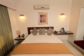1 kamar tidur, seprai premium, brankas, dan meja kerja