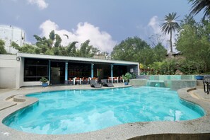 Outdoor pool - Hummingbird Resort (Abu Road)