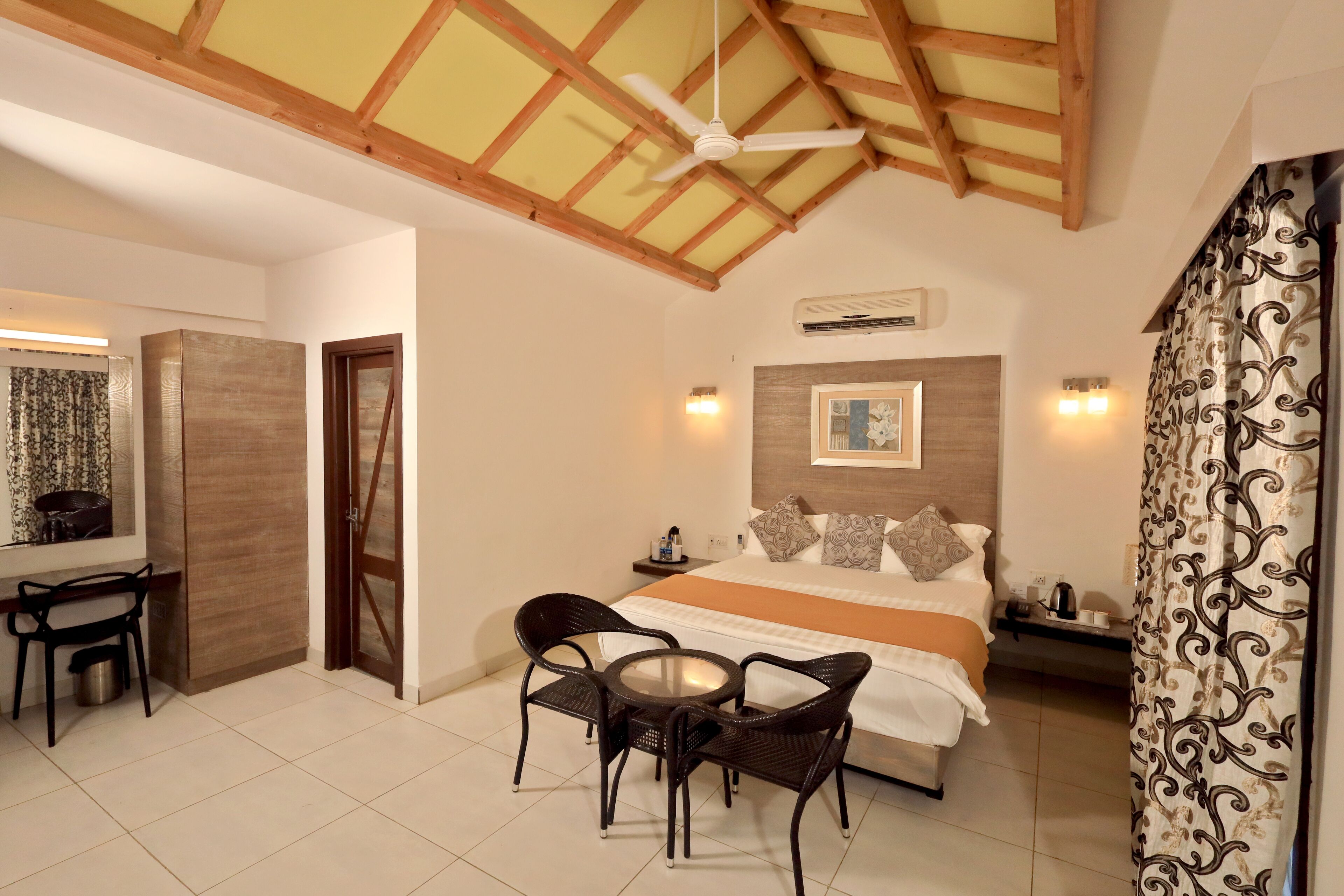 尊荣客房, 1 张大床, 花园景观 | 1 多间卧室、高档床上用品、客房内保险箱、办公桌