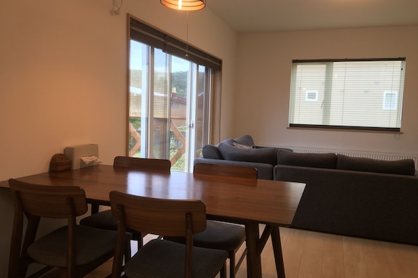 Huis, 2 slaapkamers | Woonruimte | Een flatscreentelevisie