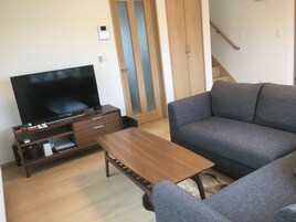 Casa, 2 habitaciones | Zona de estar | Una televisión de pantalla plana