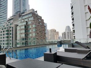 Outdoor pool, sun loungers - GM Serviced Apartment (Bangkok)