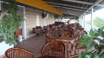 Breakfast, lunch, dinner served; Indonesian cuisine