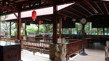 Breakfast, lunch, dinner served; Indonesian cuisine