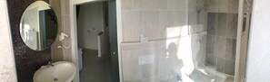 Douche, articles de toilette (gratuits), séchoir à cheveux, bidet