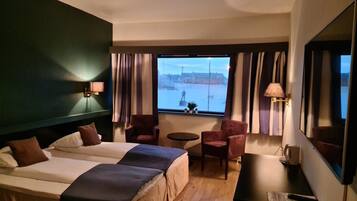 Premium bedding, minibar, desk, iron/ironing board