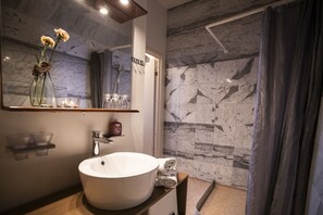Apartment with terrace (4 adults) | Bathroom | Shower - Skotteks Gården (Ulricehamn)