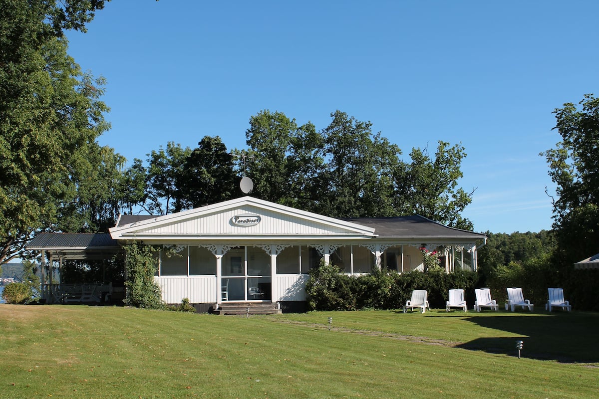 A white building with a porch and a sign that reads "Yardley Inn".