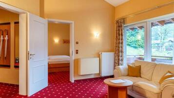 Suite, balcon, vue montagne | Coin séjour