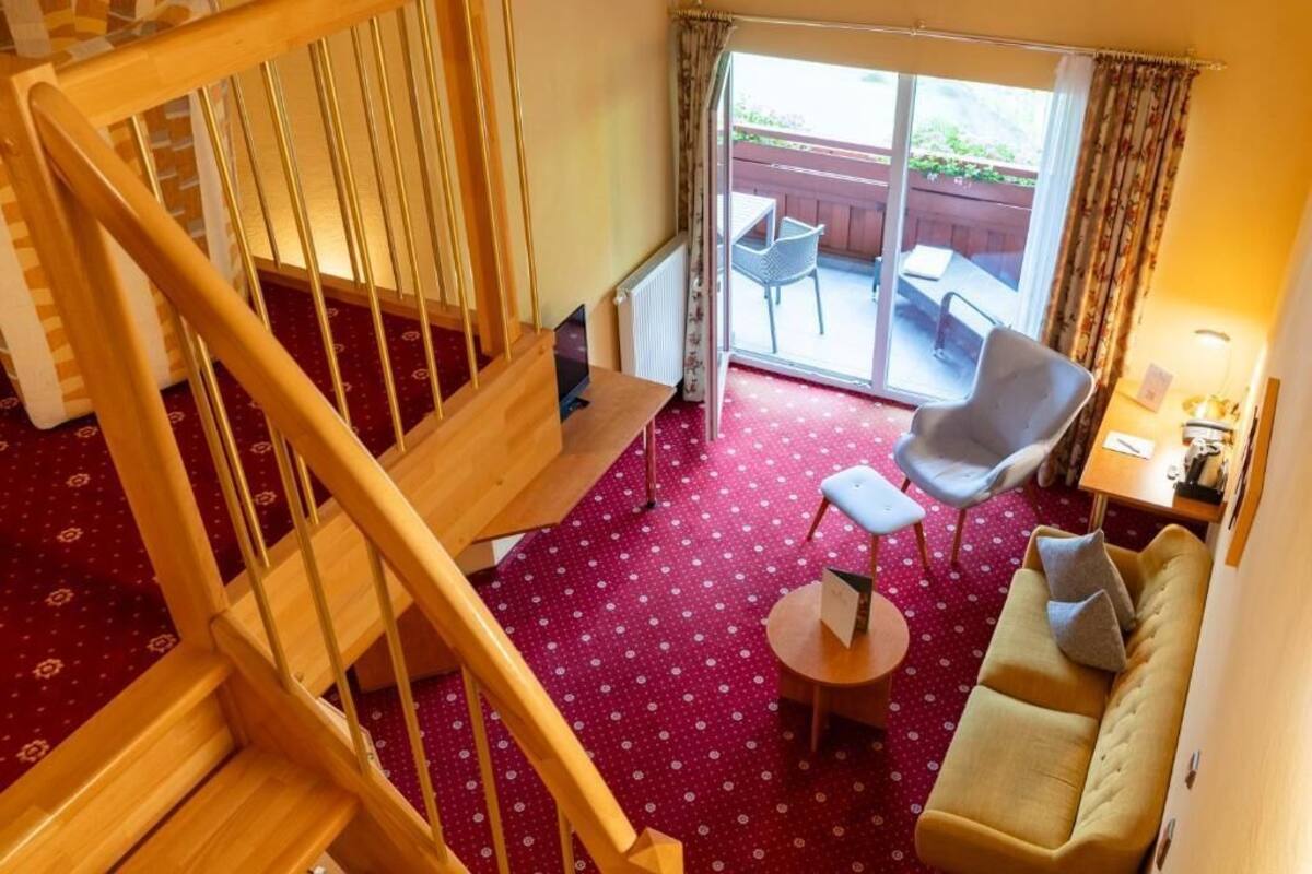 Suíte, sacada, vista para a montanha | Área de estar