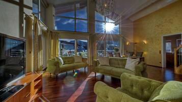 Panoramic Suite, Balcony, Mountain View | Living area