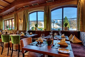 2 restaurantes; se sirve desayuno y cena
