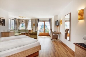 Habitación Deluxe doble, vistas a la montaña | Ropa de cama hipoalergénica, minibar, caja fuerte