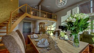 Panoramic-Suite, Balkon, Bergblick | Speisen