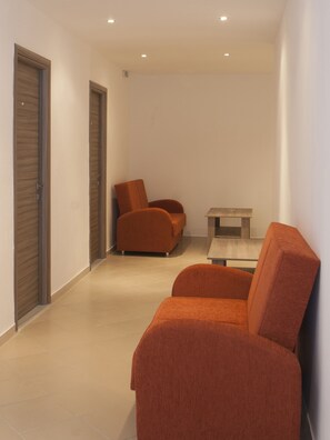 Lobby sitting area - Pension Pineapple (Skiathos)