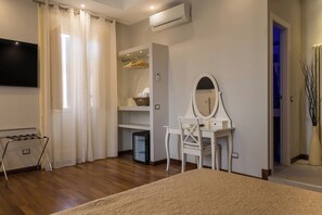 Desk, soundproofing, iron/ironing board, free cribs/infant beds - Borghese Executive Suite (Rome)