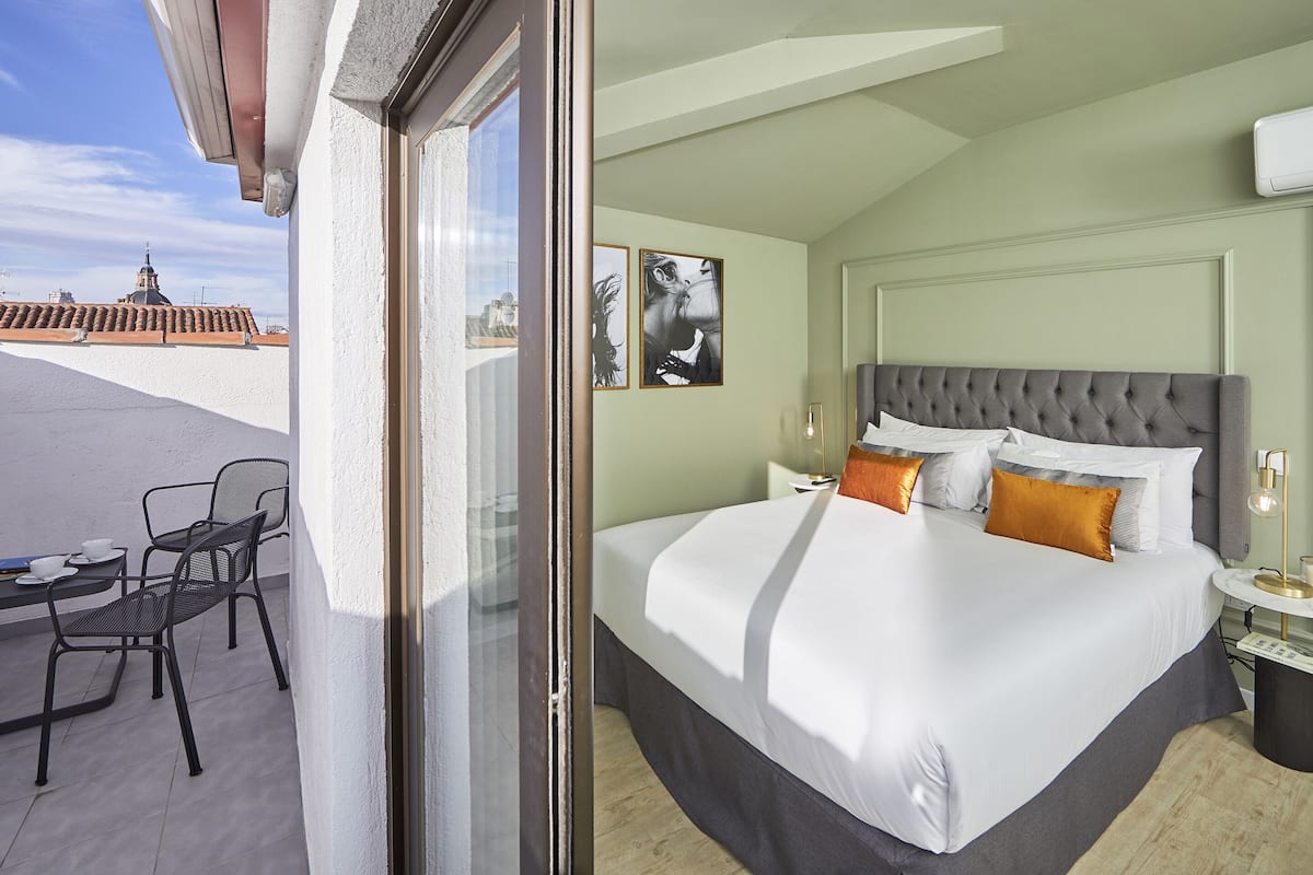 Loftsleilighet, terrasse | Blendingsgardiner, barnesenger (inkludert) og wi-fi (inkludert)