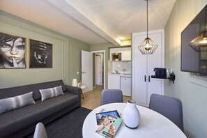 Suite, 1 Bedroom, Balcony | Private kitchen | Full-sized fridge, microwave, stovetop, coffee/tea maker - L&H La Latina (Madrid)