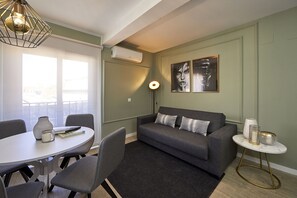 套房, 1 間臥室, 露台 | 客廳 | 平面電視