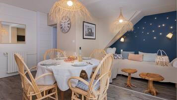 Een haardroger, badjassen, pantoffels, handdoeken