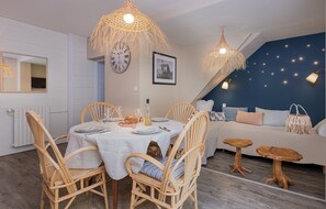 Hårføner, badekåper, tøfler og håndklær