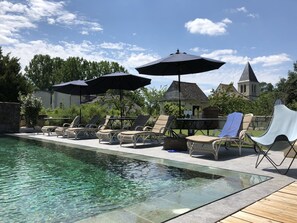 Innenpool, Außenpool (je nach Saison geöffnet), Sonnenschirme