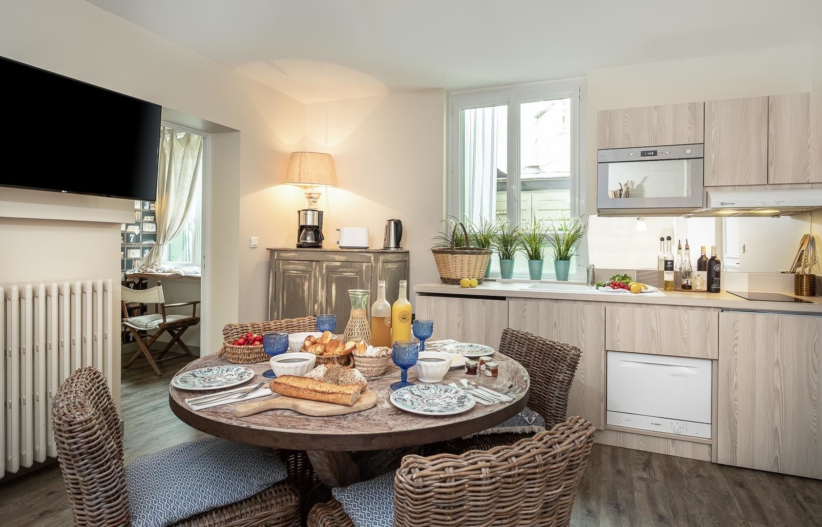 60-cm flat-screen tv with cable channels, tv