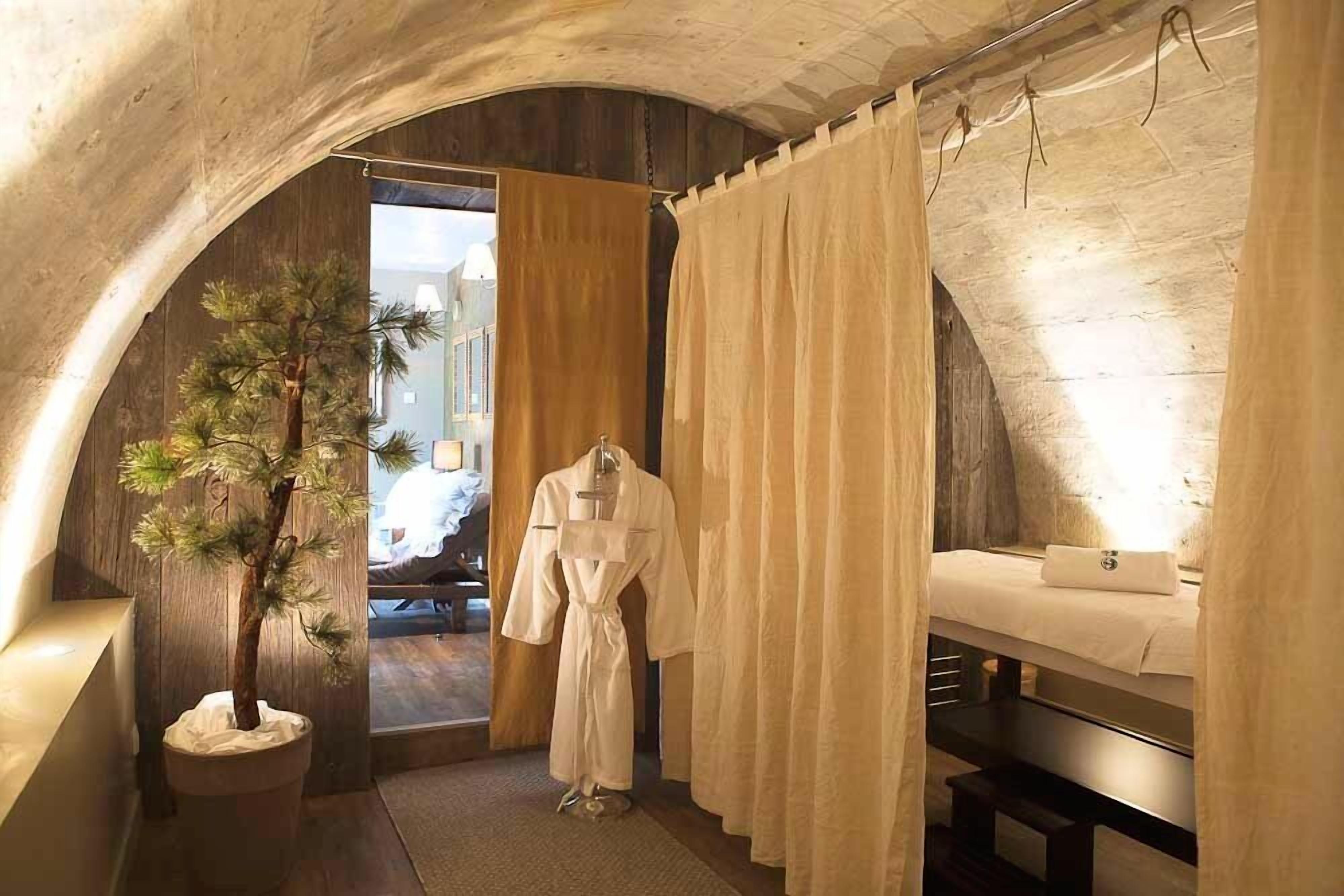 Couples treatment room(s), sauna, hot tub, steam room