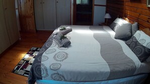 Casa familiar, 3 habitaciones | 3 habitaciones, caja de seguridad en la habitación y escritorio 