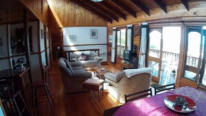 Casa familiar, 3 habitaciones | Área de sala de estar | Televisión de pantalla plana 