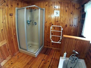 Family House, 3 Bedrooms | Bathroom | Separate tub and shower, free toiletries, hair dryer, towels - Interlude in Knysna (Knysna)