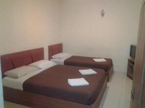 Family Room | Desk, iron/ironing board, free WiFi - PD Sea Front Hotel (Port Dickson)
