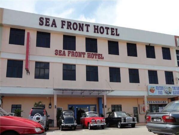 A building with the sign "SEA FRONT HOTEL" indicating it is a hotel. - PD Sea Front Hotel (Port Dickson)