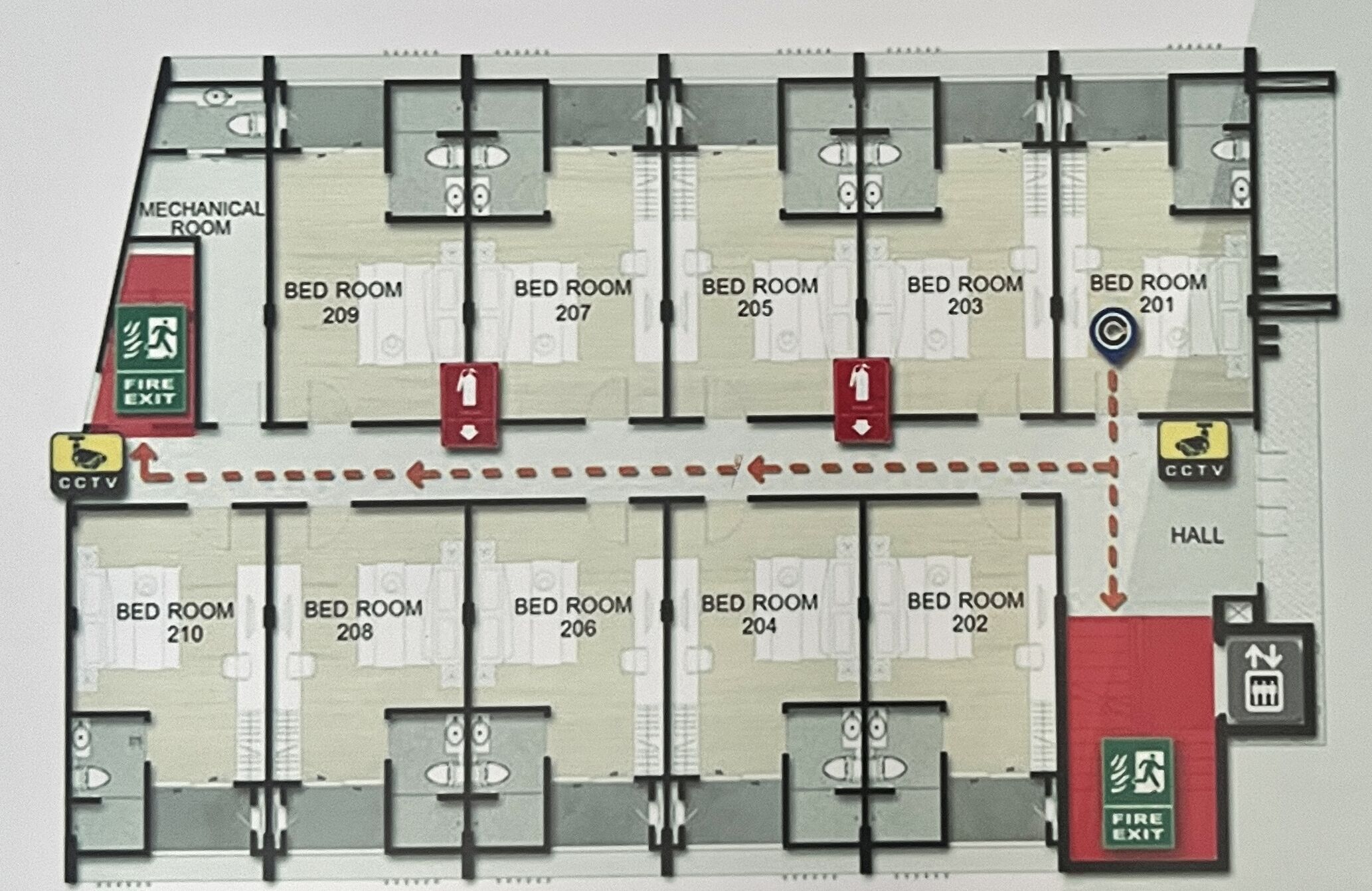 Distribución de un hotel con varias habitaciones, un cuarto de máquinas, cámaras de CCTV, salidas de emergencia y un vestíbulo.