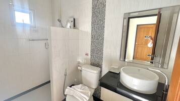 Shower, free toiletries, bidet, towels