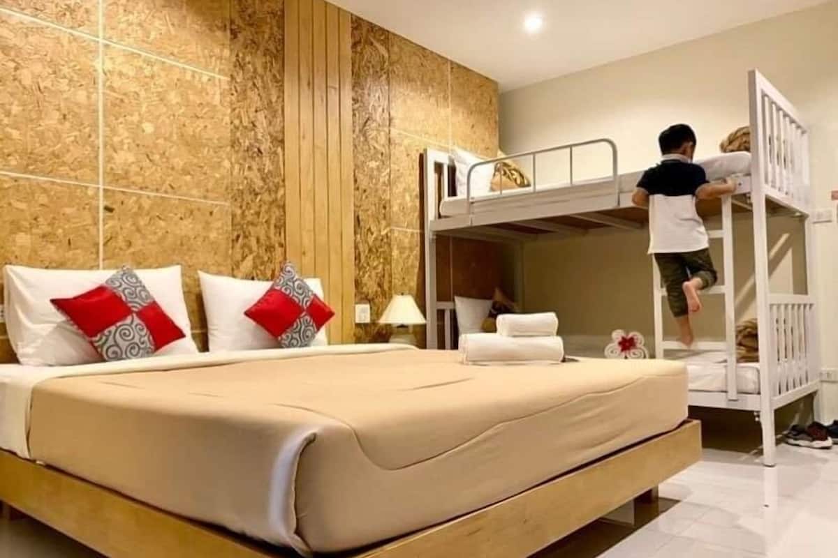 Family Room | 1 bedroom, desk, free WiFi