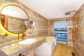 Ropa de cama de alta calidad y minibar 