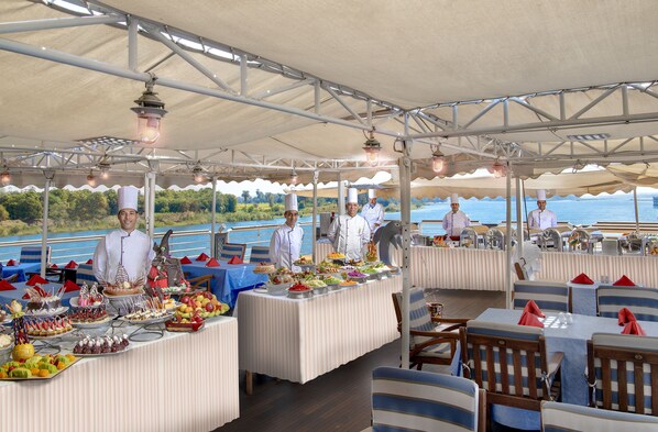 Se sirven desayunos, comidas, cenas y cocina local e internacional 