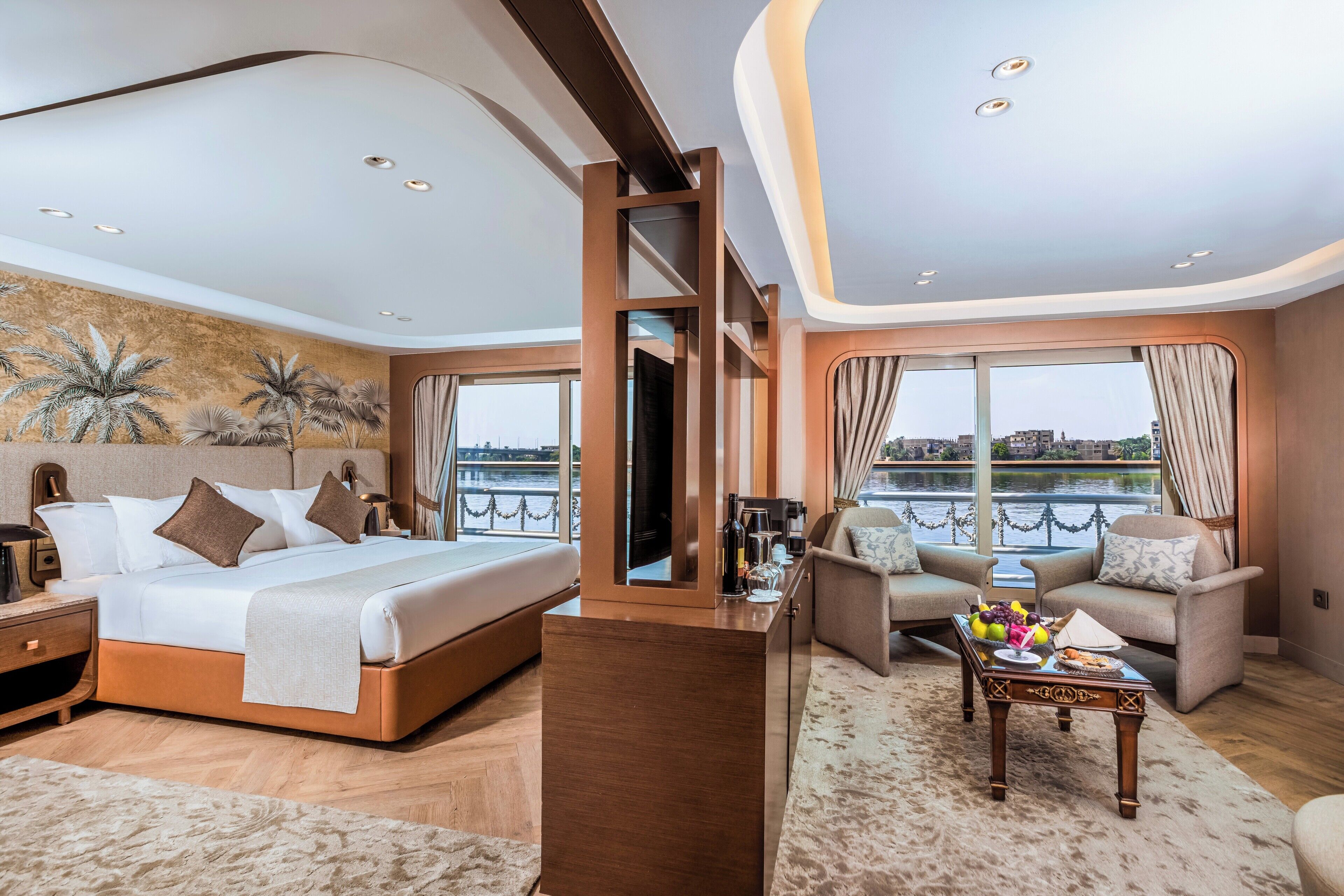 Royal Suite | Ylelliset vuodevaatteet, minibaari, tallelokero huoneessa, äänieristys