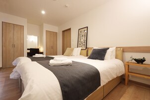 Tabla de planchar con plancha, cunas, wifi gratis y ropa de cama 