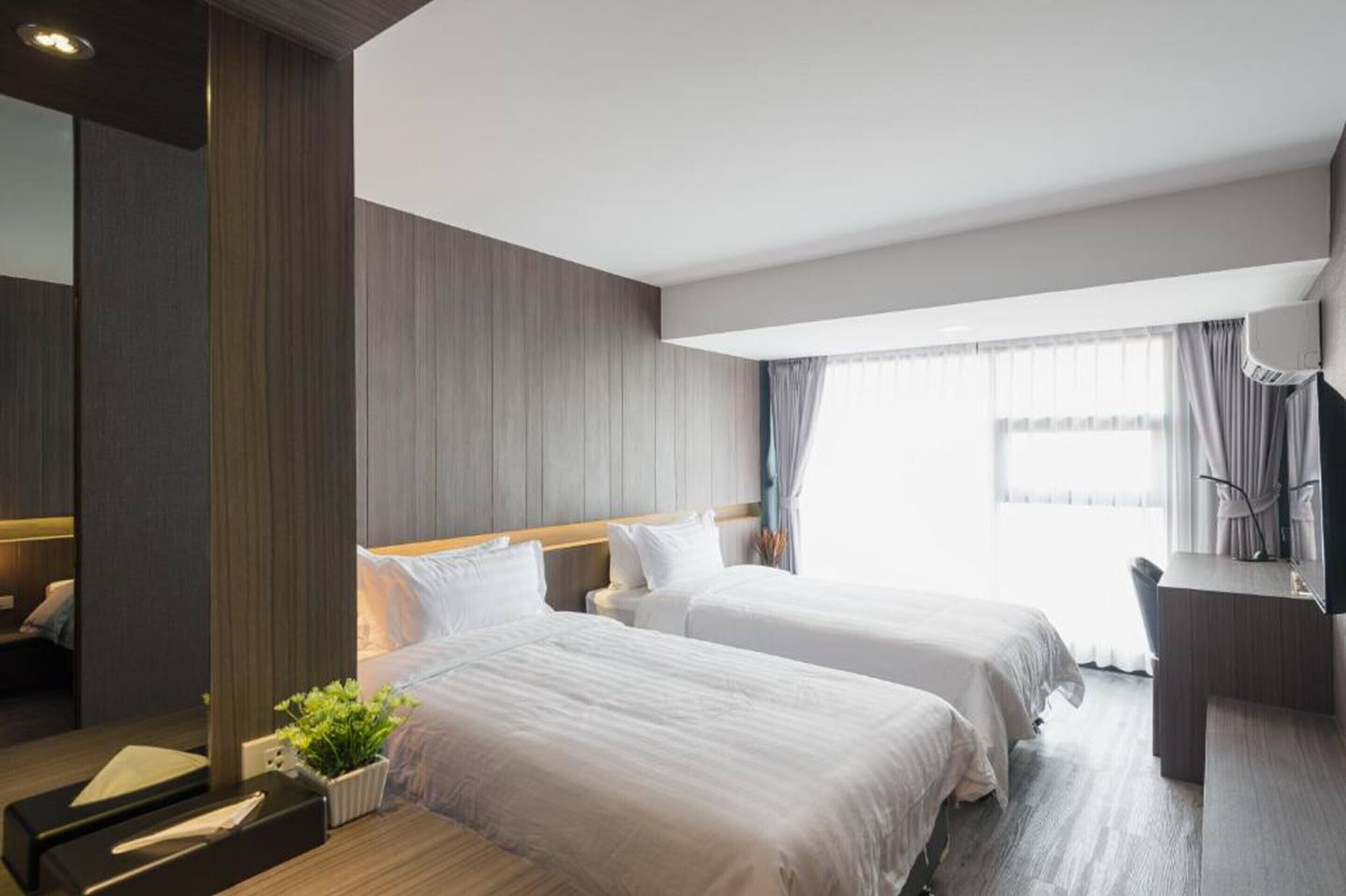 deluxe twin room, 2 single beds | in-room safe, blackout curtains, iron/ironing board, free wifi