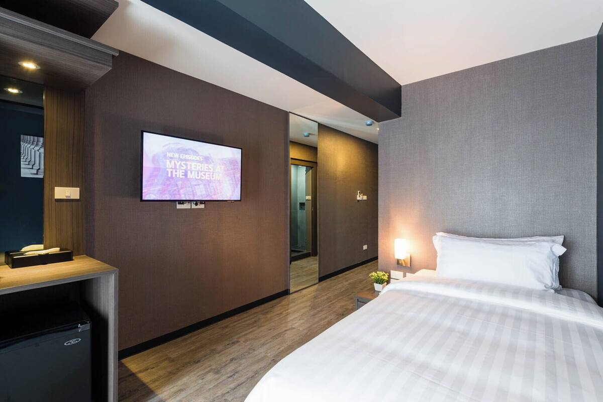 Economy Single | In-room safe, blackout drapes, iron/ironing board (on request)