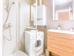 Premium Apartment, 1 Bedroom, Kitchen | Bathroom | Shower, hair dryer, towels