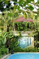 室外游泳池，07:30 至 21:00 开放，池畔遮阳伞，日光浴躺椅