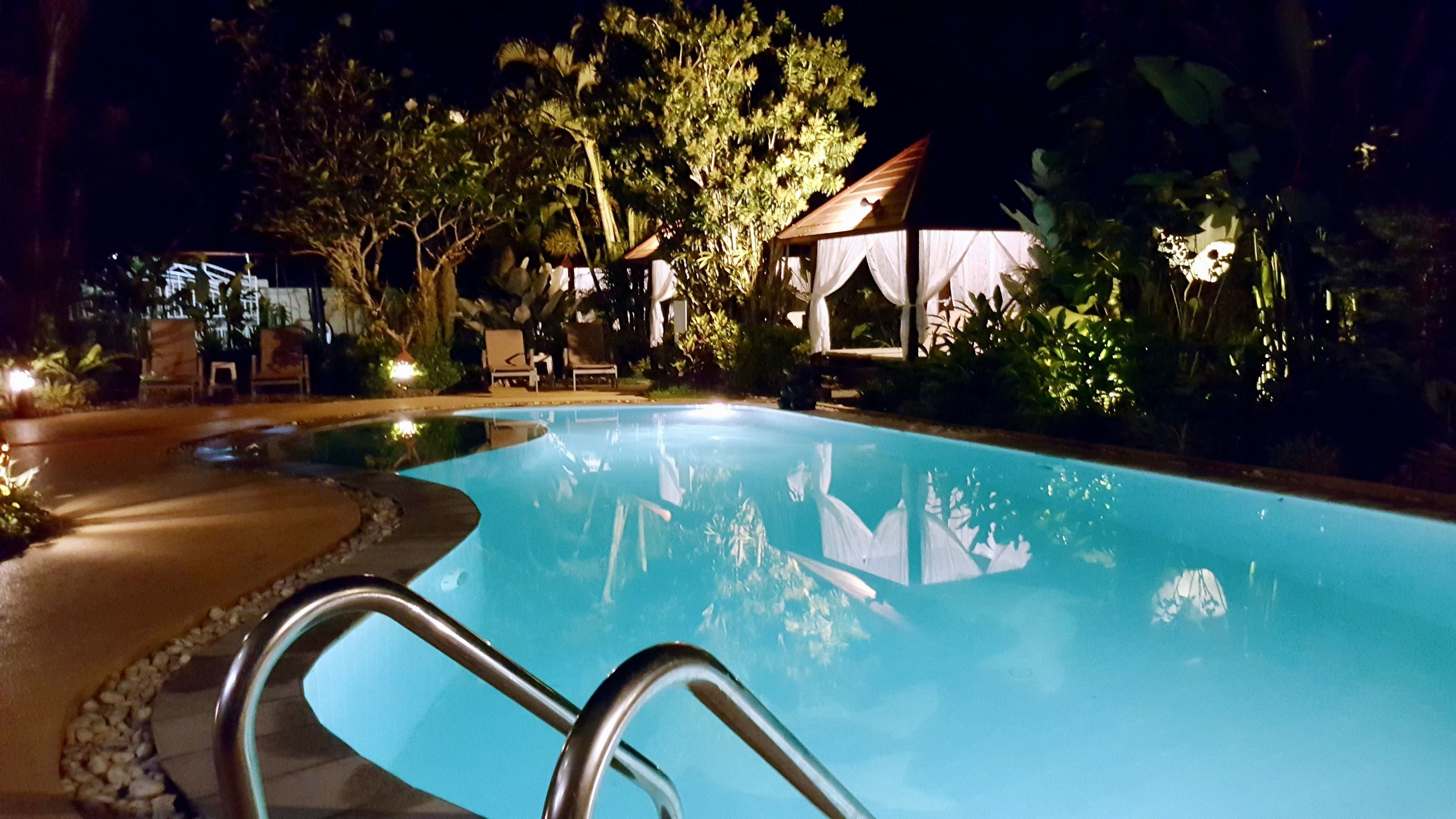 Piscina externa, funciona das 7h30 às 21h, guarda-sóis, espreguiçadeiras